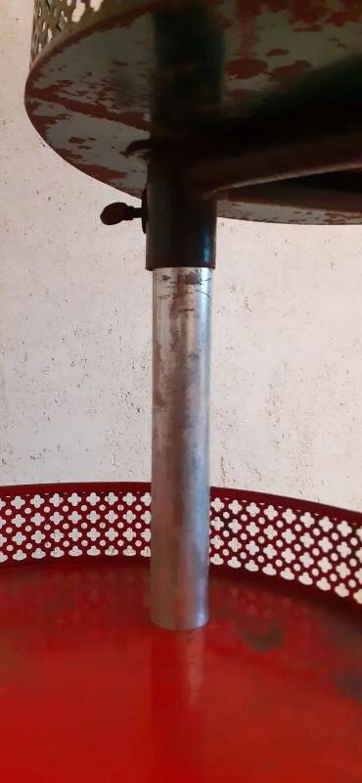 Illustration numéro 2 du produit Présentoir magasin épicerie1950 1960 Paris France tôle perforée rigitulle