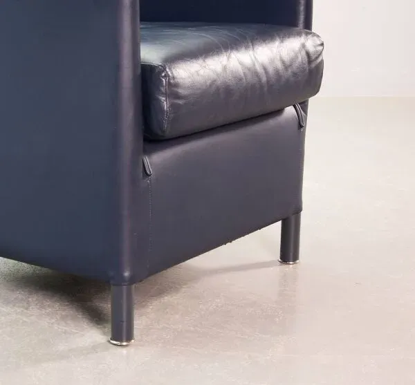 Illustration numéro 2 du produit Fauteuil club en cuir souple bleu pétrole Wittmann, modèle Aura, conçu par Paolo Piva