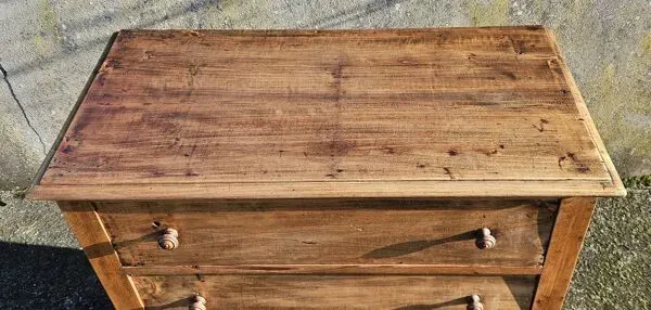 Illustration numéro 2 du produit Commode ancienne en bois massif ciré – charme rustique,  circa 1880–1920