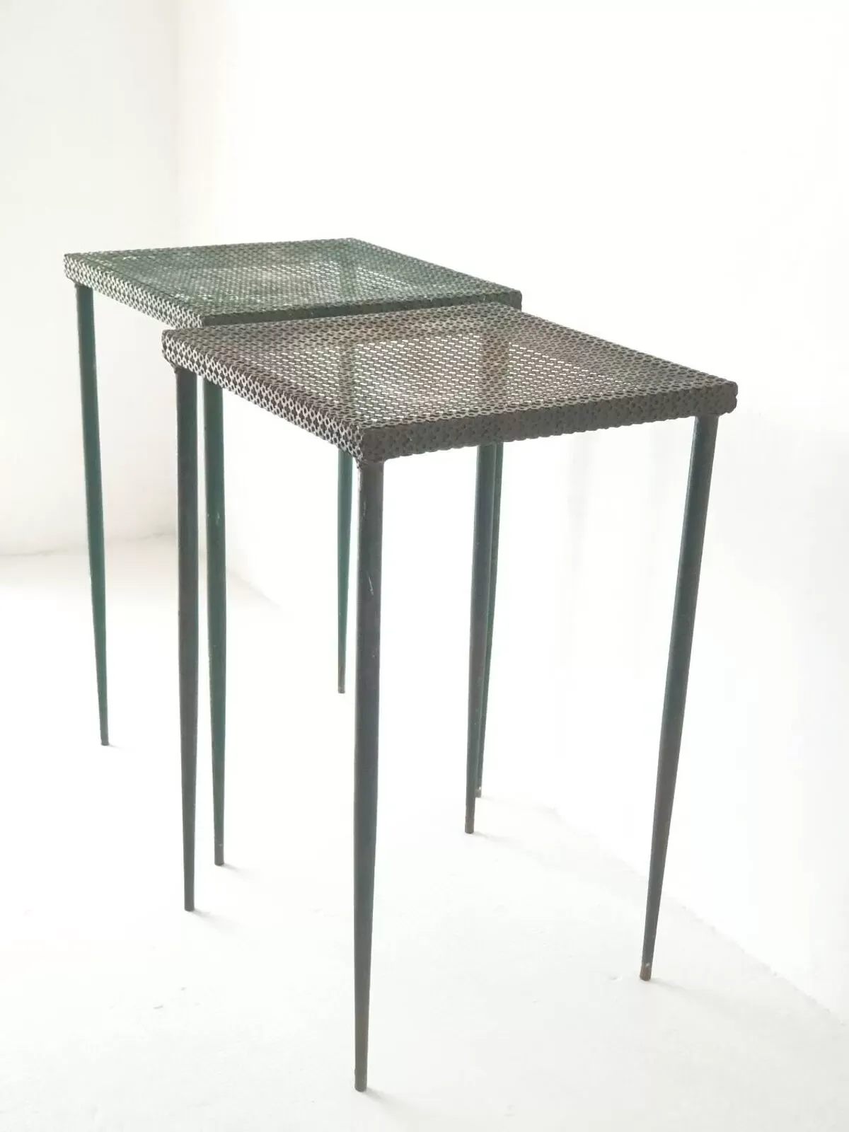 Illustration numéro 2 du produit Tables d'appoint Mathieu Mategot tôle perforée