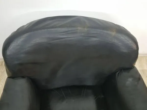 Illustration numéro 2 du produit Fauteuil club vintage avec clous, en cuir, Art Déco, années 1930/40.