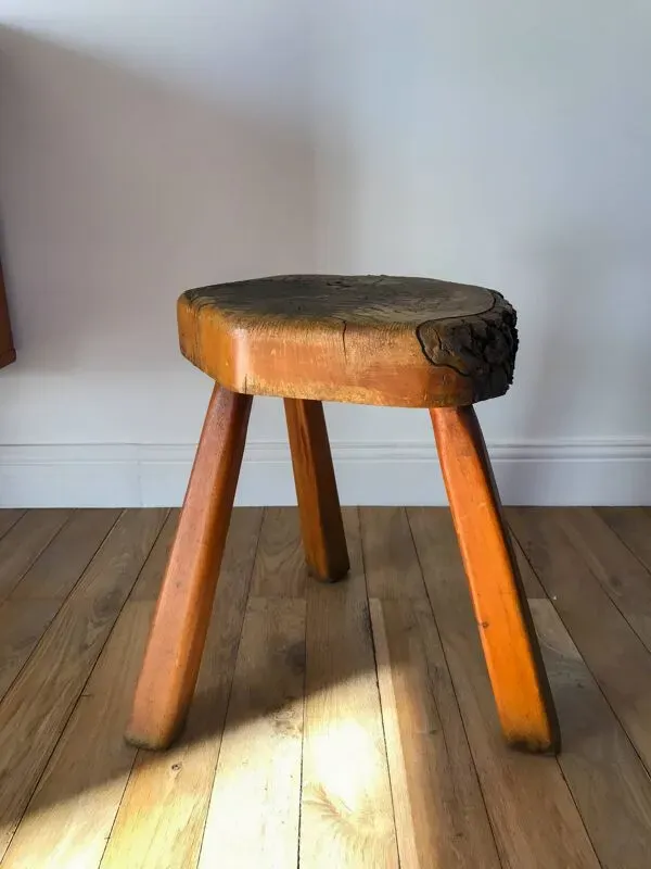 Illustration numéro 2 du produit tabouret en bois style brutaliste années 30-40