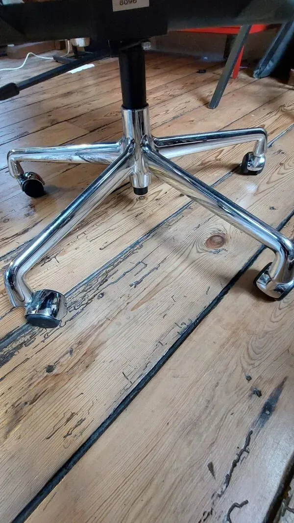 Illustration numéro 2 du produit Fauteuil de bureau design - Charles & Ray Eames - Vitra