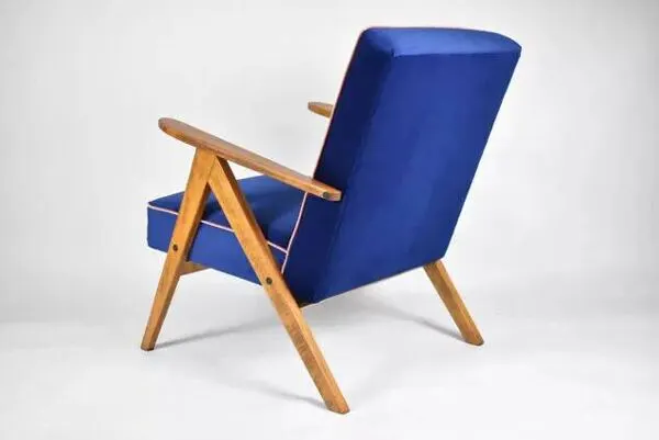 Illustration numéro 2 du produit Fauteuil vintage B310 VAR ''Compas'', Pologne, super restauré, années 1960, velours bleu et rose.
