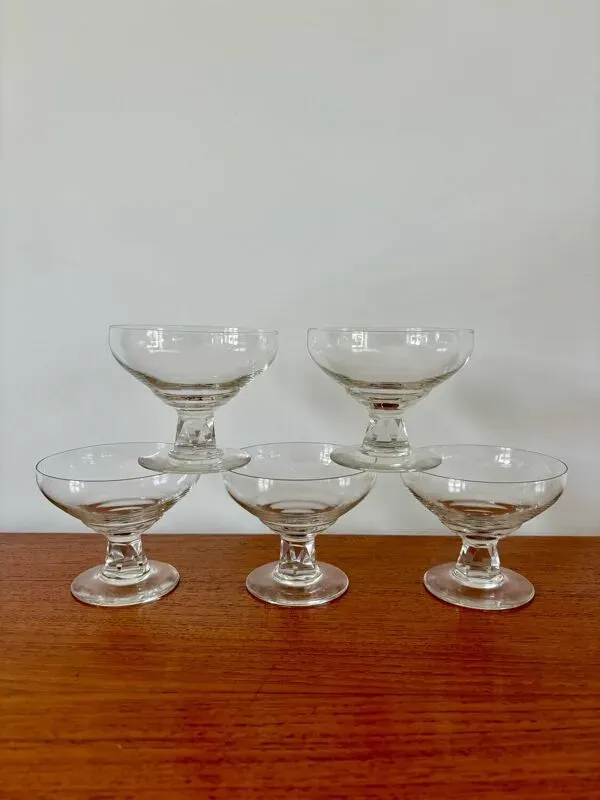 Illustration numéro 2 du produit ensemble de 5 coupes champagne en cristal, pieds travaillé et facetté, 1960
