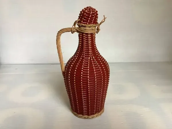 Illustration numéro 2 du produit Petite bouteille décorative osier rouge bordeaux