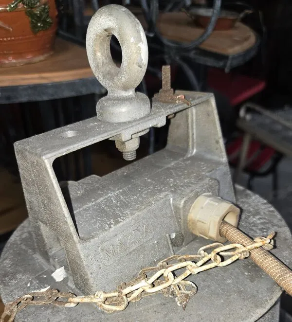 Illustration numéro 2 du produit Paire de suspensions industrielles Mazda en tôle émaillée – Ø 52 cm