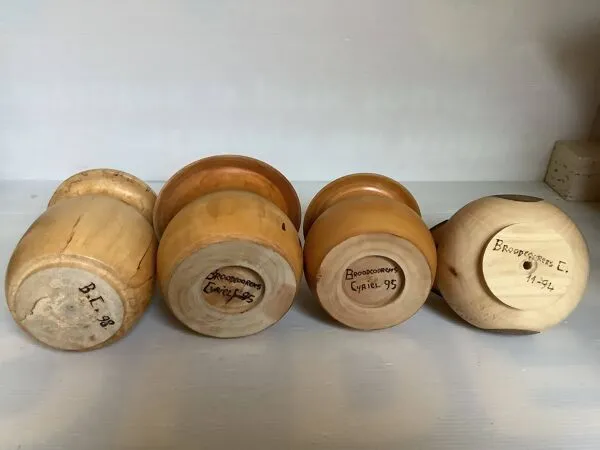 Illustration numéro 2 du produit Quatre vases en bois tourné massif