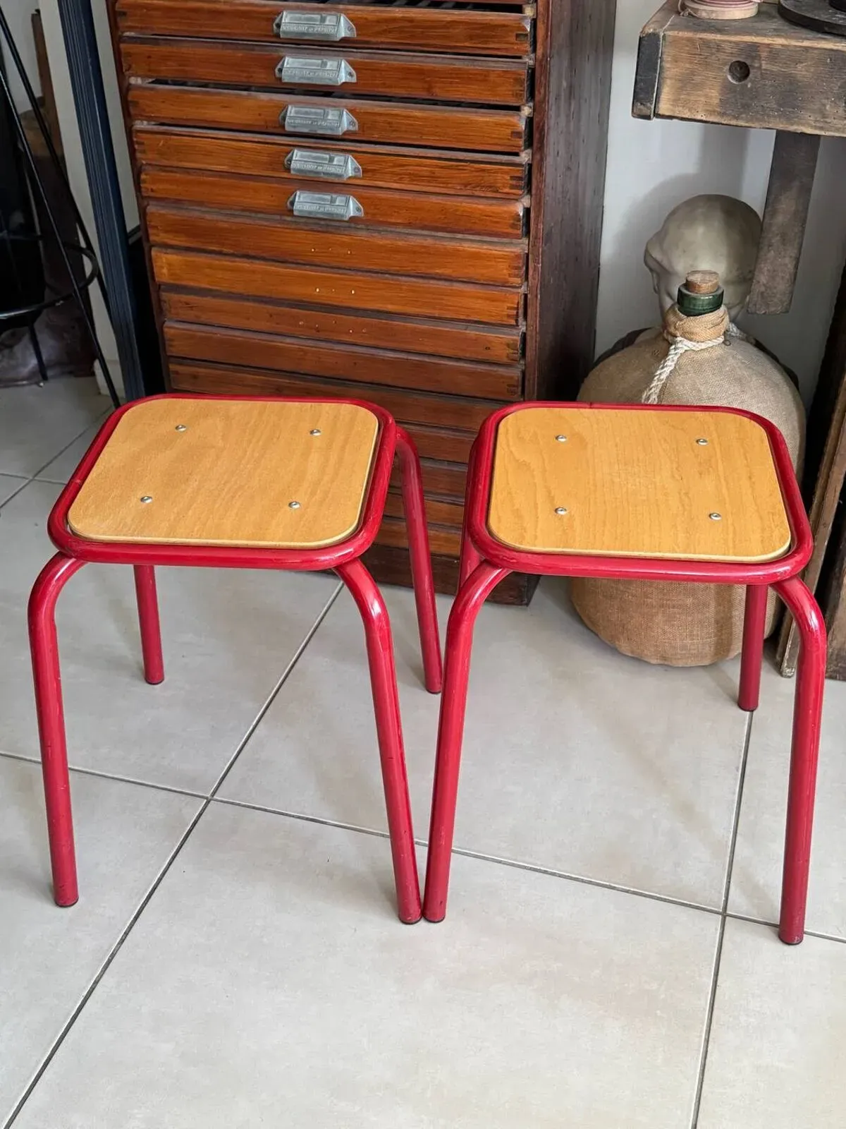Illustration numéro 2 du produit Lot de 2 tabourets d’école vintage rouges