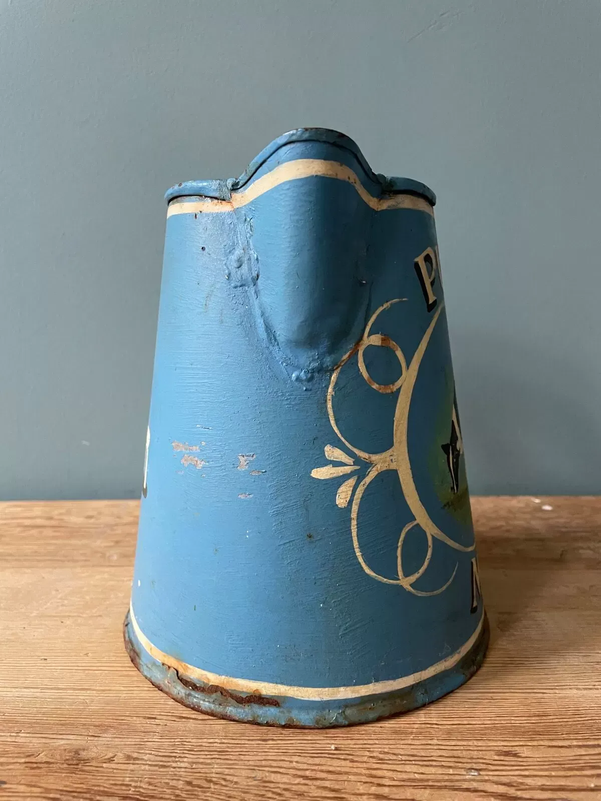 Illustration numéro 2 du produit Ancien broc ou pot à lait en tôle peinte