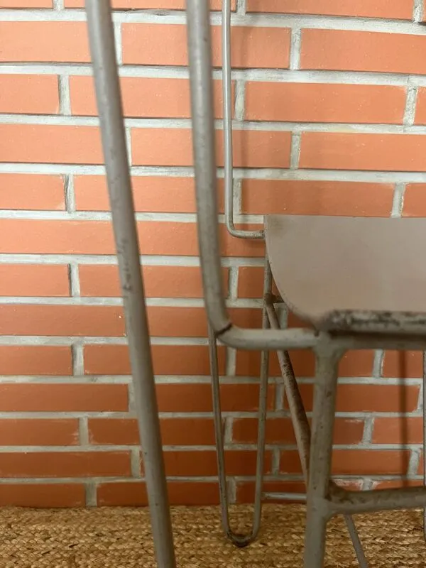 Illustration numéro 2 du produit Ensemble de 6 chaises métalliques françaises – Années 1960–70 – Design mode