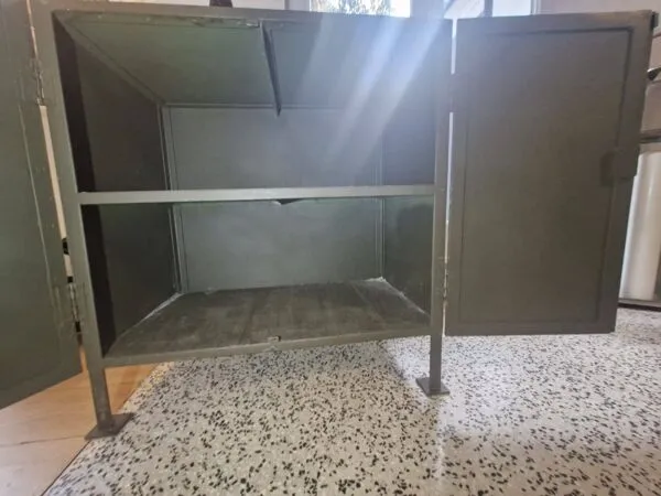 Illustration numéro 2 du produit Buffet industriel acier vintage années 60/70 – meuble d’atelier authentique