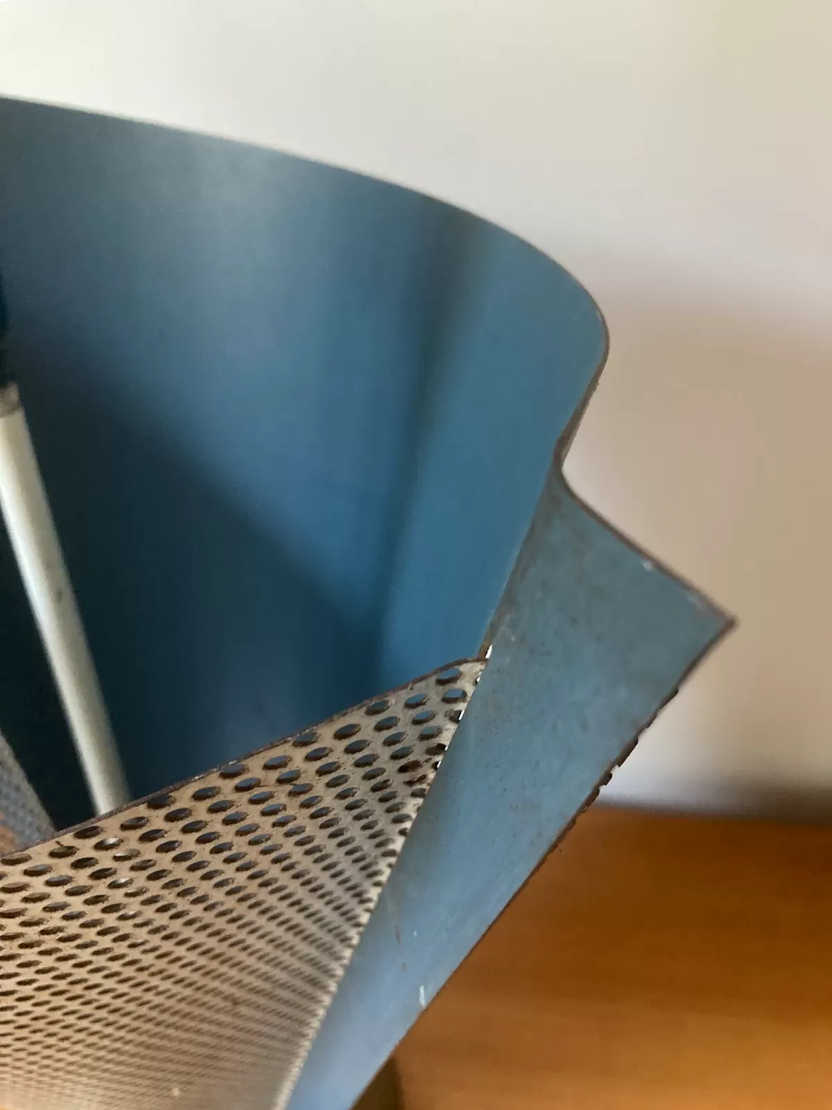 Illustration numéro 2 du produit Porte parapluie 1950 tole perforée et laiton