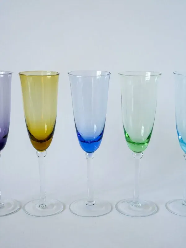 Illustration numéro 2 du produit Ensemble de 5 flûtes en verre coloré multicolores 1970