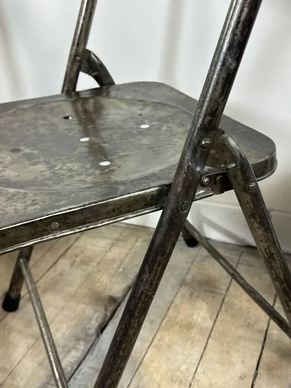 Illustration numéro 2 du produit Chaises série de 6 de style industrielle années 2000