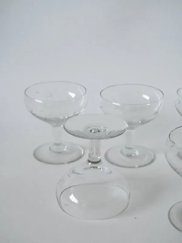 Illustration numéro 2 du produit Lot de 6 coupes à champagne en cristal gravé 1950