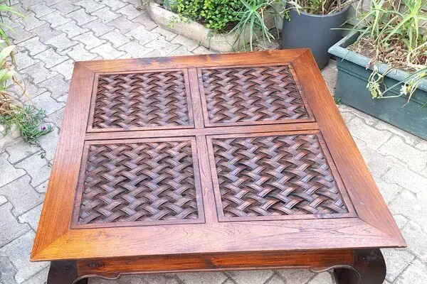 Illustration numéro 2 du produit Table basse carrée en bois sculpté massif exotique Pier import, 1980