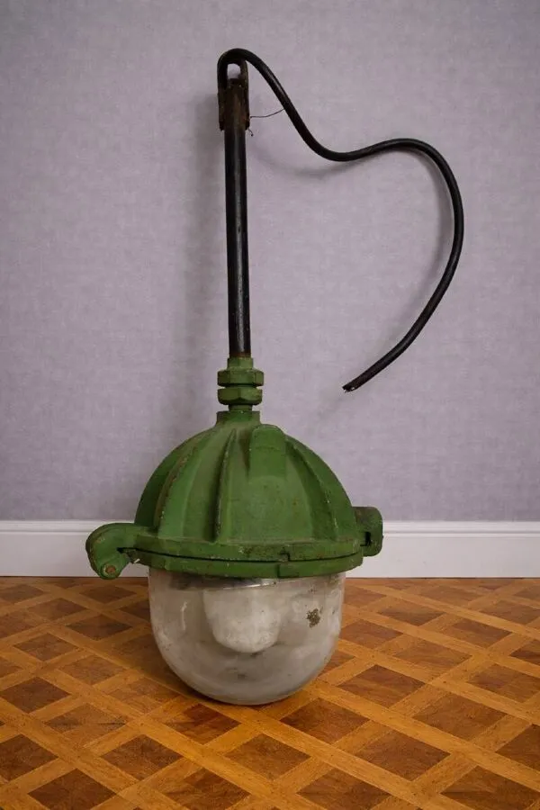 Illustration numéro 2 du produit Lampe d’atelier industrielle ancienne en fonte et verre