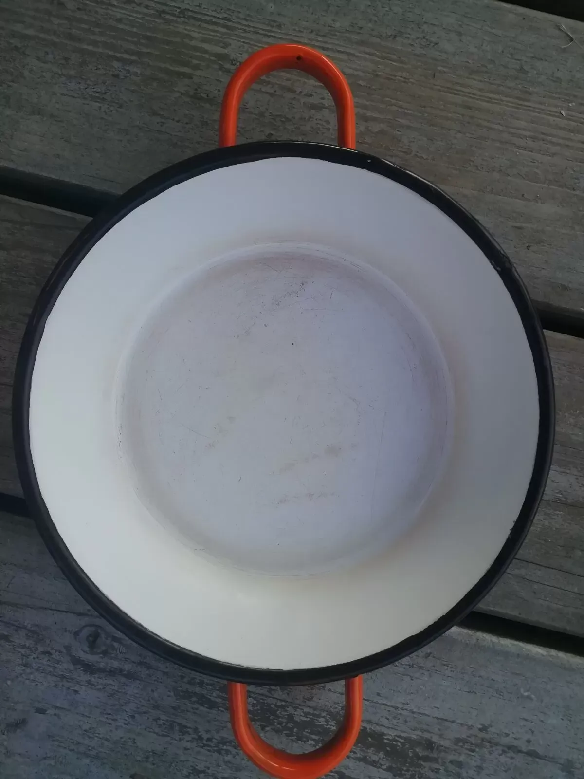 Illustration numéro 2 du produit Plat en tôle émaillée orange