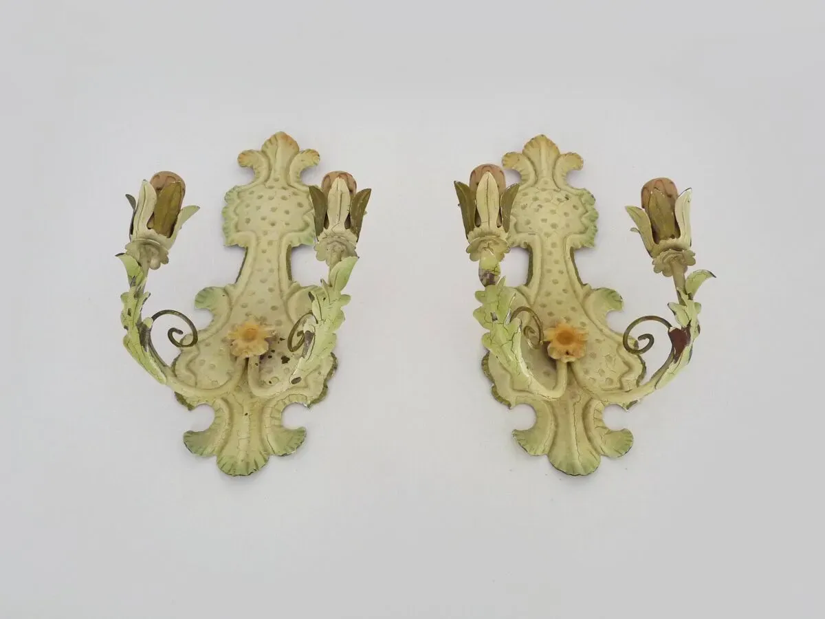 Illustration numéro 2 du produit Paire d'appliques murales italienne en tôle couleur crème. Années 70