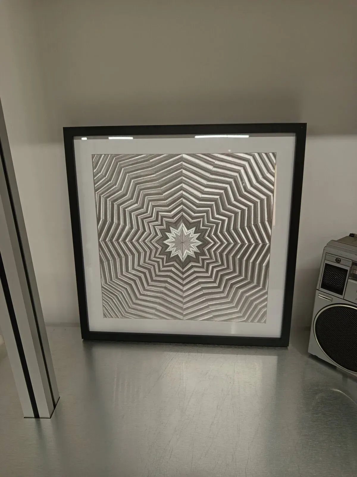 Illustration numéro 2 du produit Aluchromie d'Op Art cinétique encadrée