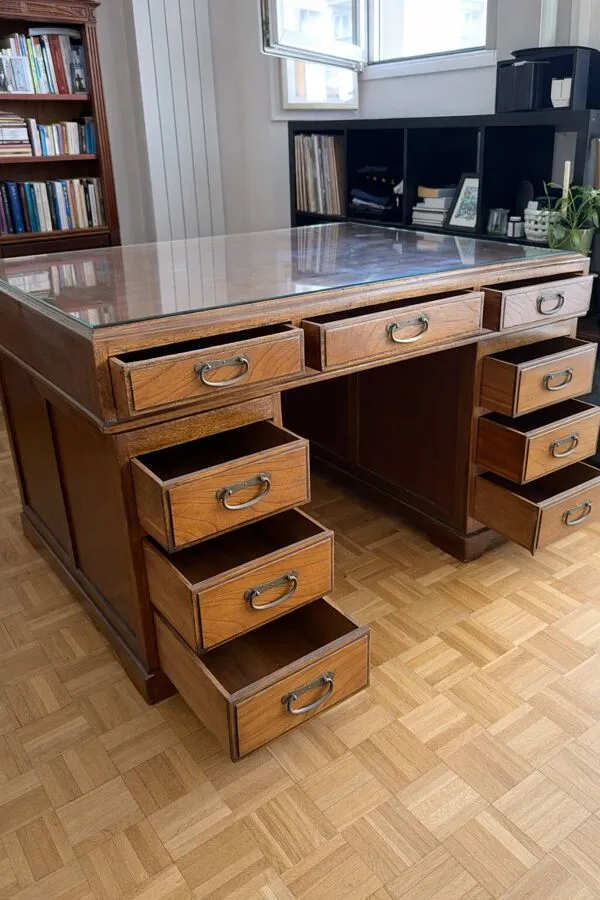 Illustration numéro 2 du produit Rare Bureau de Ministre ''Double Face'' – 18 tiroirs – 120x120cm