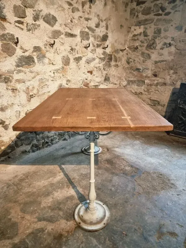 Illustration numéro 2 du produit Table française vintage – plateau en chêne et pieds en fonte (130 cm)