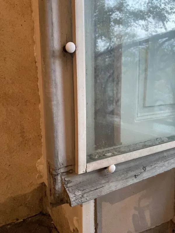 Illustration numéro 2 du produit Fenêtre avec volets intérieurs