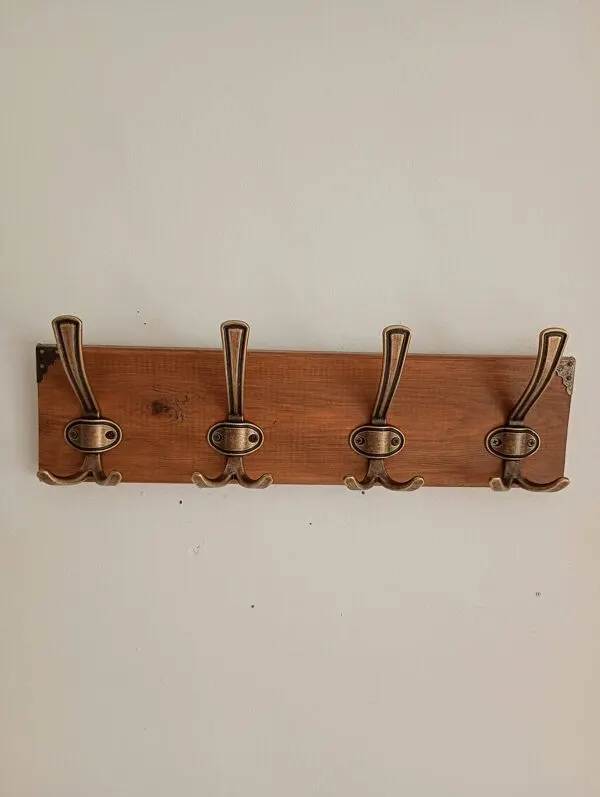 Illustration numéro 2 du produit Porte-manteau mural en bois – 4 patères métalliques – 45 cm