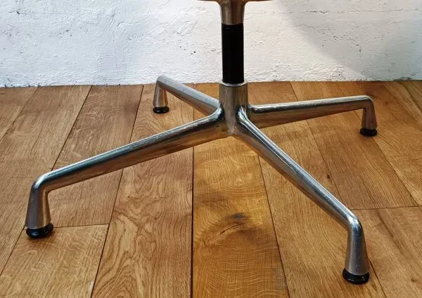 Illustration numéro 2 du produit Chaise EA105, Charles & Ray Eames