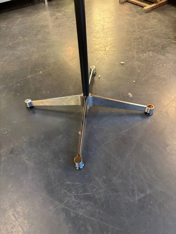 Illustration numéro 2 du produit Grande table ronde Eames par Charles & Ray Eames – édition Vitra