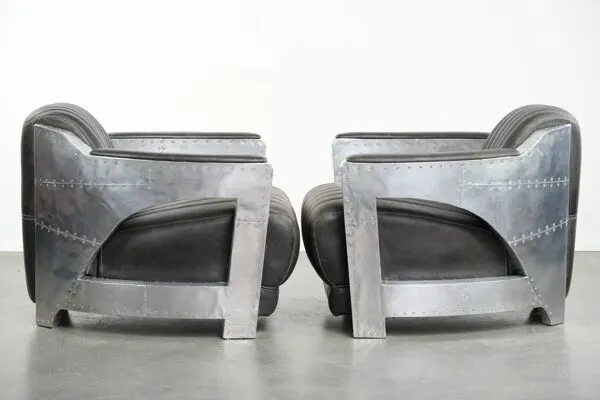 Illustration numéro 2 du produit Ensemble de 2 fauteuils aviateur en cuir de vache noir robuste avec aluminium et rivets.