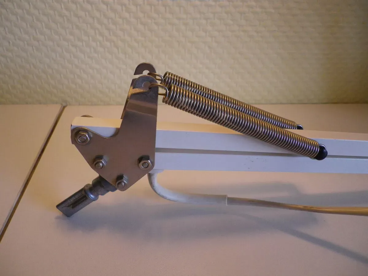 Illustration numéro 2 du produit Lampe articulée en tole émaillée 2 bras années 70