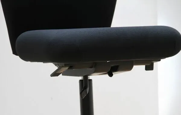 Illustration numéro 2 du produit Chaise de bureau design Axion, Vitra