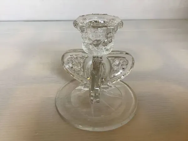 Illustration numéro 2 du produit Bougeoirs fleurs ailes de papillon verre moulé