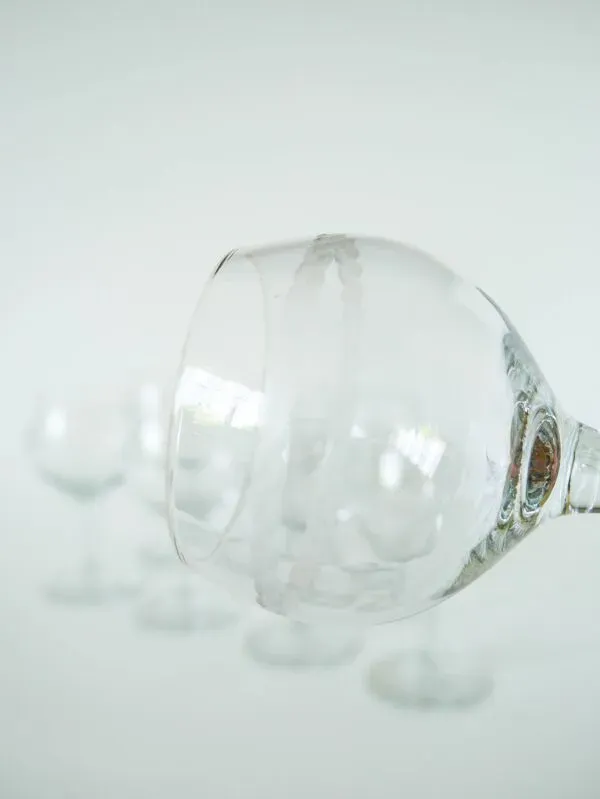 Illustration numéro 2 du produit Lot de 9 verres à vin anciens, gravés, 1940