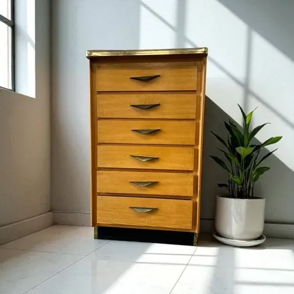 Illustration numéro 2 du produit Mini commode vintage en bois avec plateau en formica