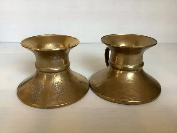 Illustration numéro 2 du produit Paire de bougeoirs rat de cave pied tulipe bronze