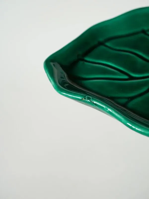 Illustration numéro 2 du produit Vide-poche feuille en barbotine, 1970