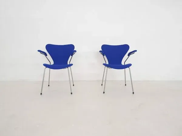 Illustration numéro 2 du produit Ensemble de 2 chaises à repas modèle 3207 par Arne Jacobsen pour Fritz Hansen, Denmar