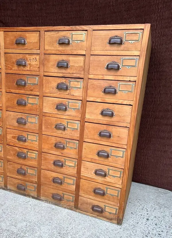 Illustration numéro 2 du produit Meuble de metier quincaillerie vintage