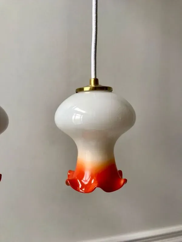 Illustration numéro 2 du produit Paire de tulipes en opaline orange dégradé fil blanc années 70