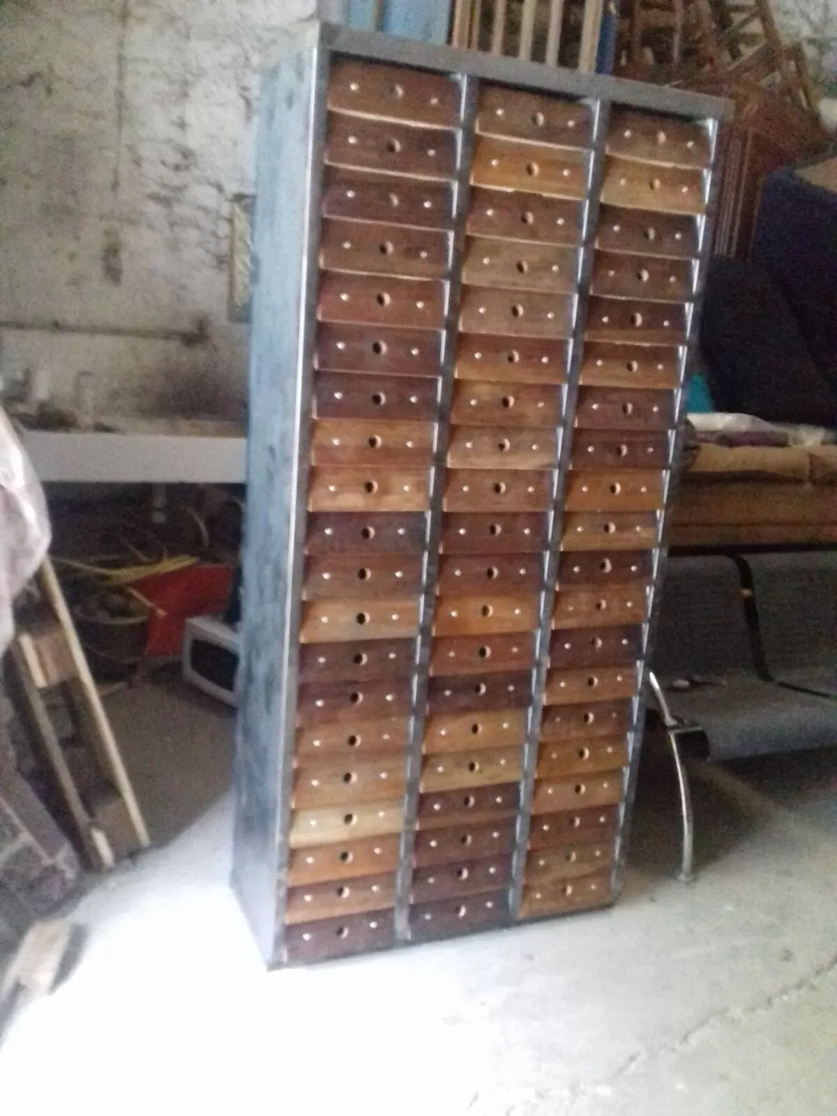 Illustration numéro 2 du produit Meuble industriel Clem 60 tiroirs format A4 façade en noyer rivetée