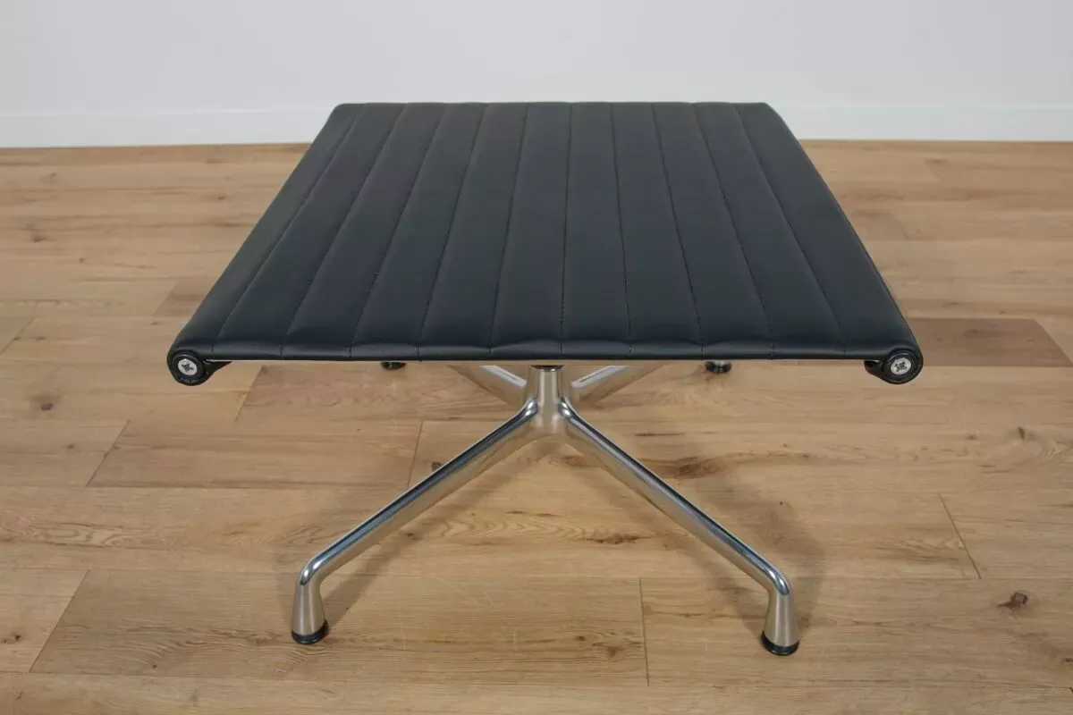 Illustration numéro 2 du produit Fauteuil lounge et ottoman Eames Alu Group EA124 & EA125 par Charles & Ray Eames pour Vitra, années 1980