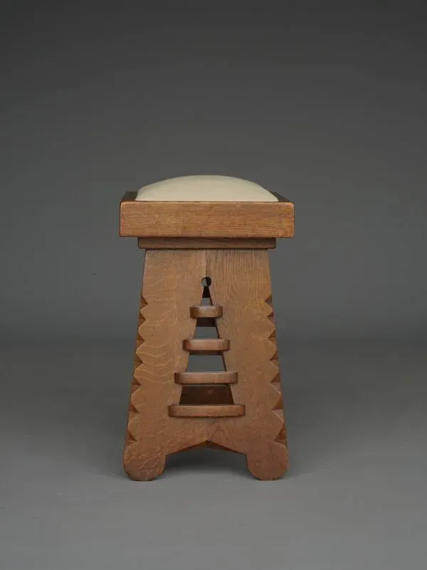 Illustration numéro 2 du produit Tabouret en chêne dans le style de l'architecte CJ Blaauw, École d'Amsterdam / Art déco