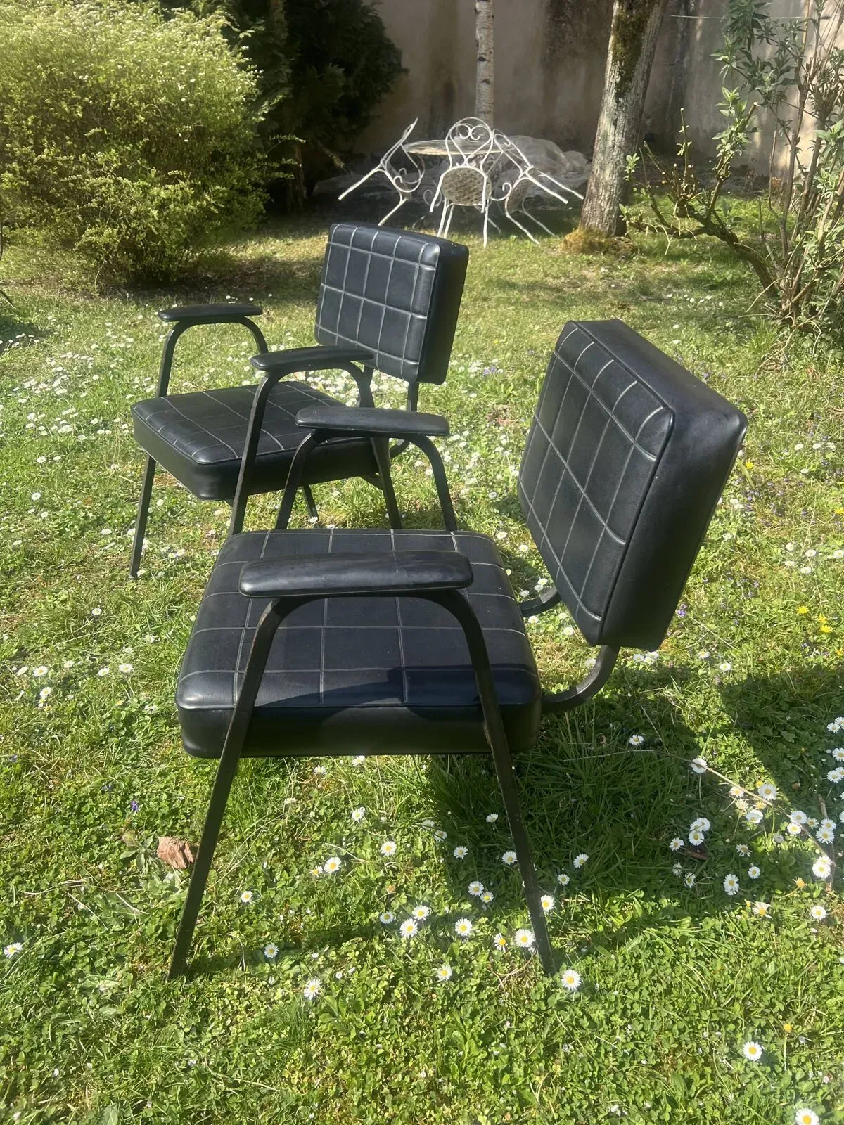 Illustration numéro 2 du produit Paire de fauteuils vintage industriels en simili noir et piétement métal