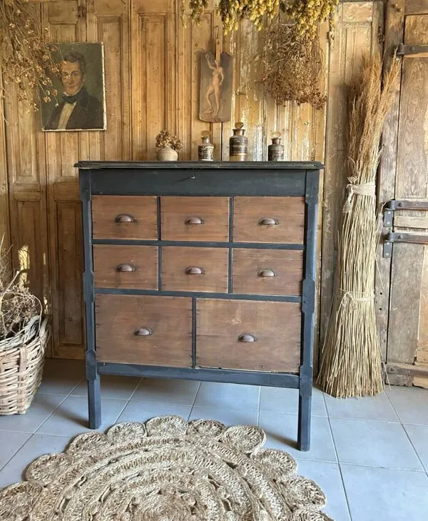 Illustration numéro 2 du produit Ancien meuble de métier à tiroirs avec plateau ouvrant