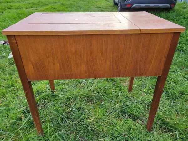 Illustration numéro 2 du produit Table scandinave