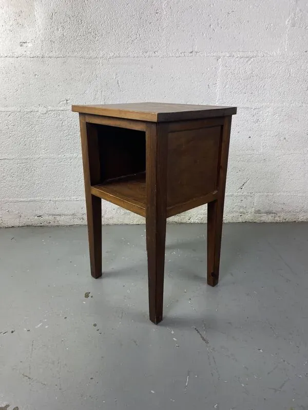 Illustration numéro 2 du produit Table de chevet en bois