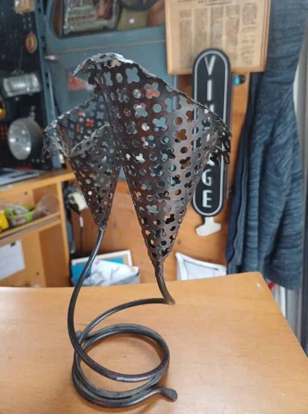 Illustration numéro 2 du produit Bougeoir double vintage en métal perforé – style années 60/70